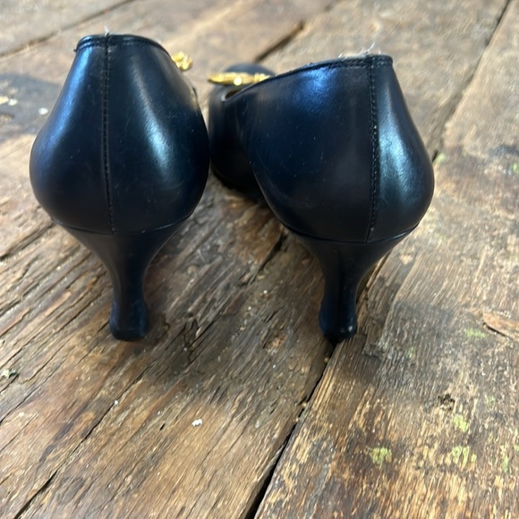 Vintage Salvatore Ferragamo Navy Blue Gold Bow Kitten Heels Size 8AAA - Picture 3 of 5